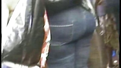 Seorang gadis solo yang lazat sedang menggunakan beberapa alat mainan seks untuk turun